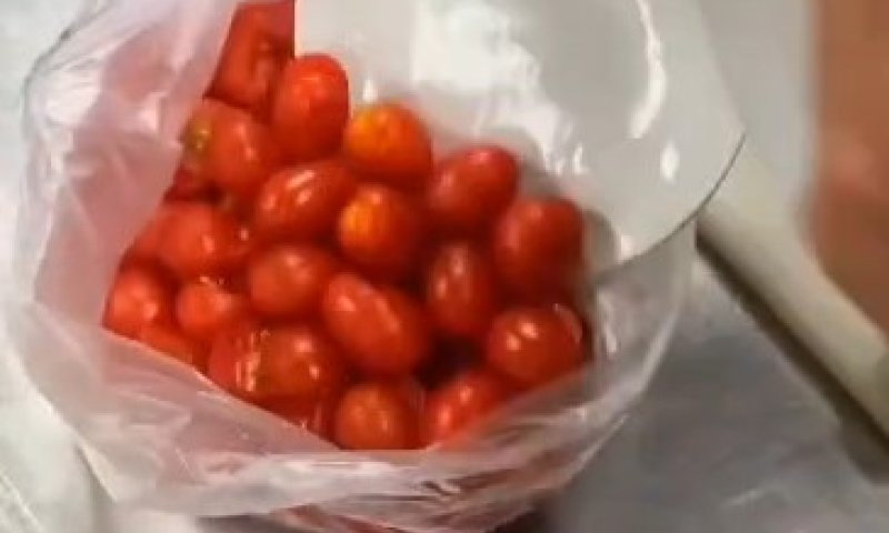 טיפ ורעיון מוצלח: ככה תחתכו עשרות עגבניות שרי בקלות • צפו