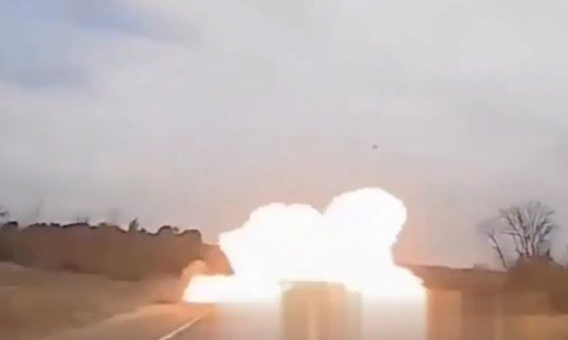 תיעוד דרמטי: כטב"ם אוקראיני מתאבד צולל לעבר רכב רוסי ומפספס אותו בשניה 