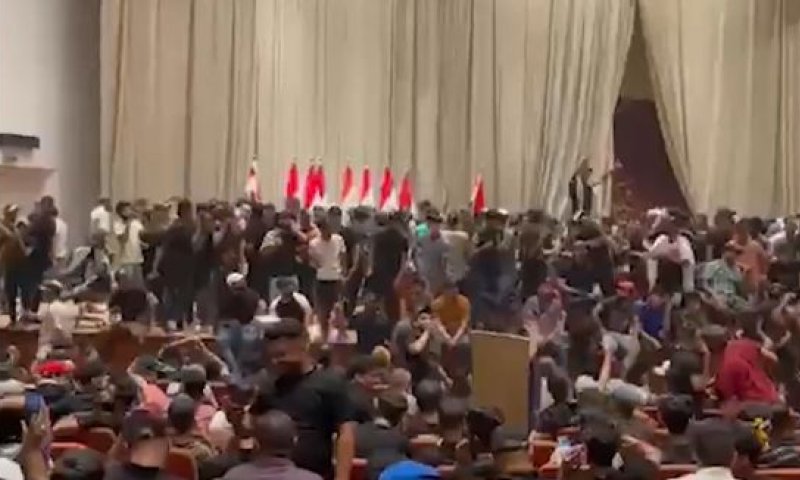 ההמון העיראקי בתוך הפרלמנט