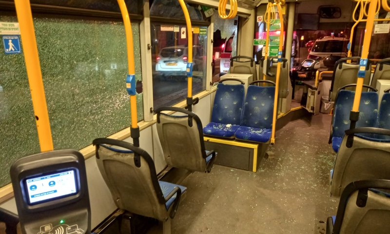 אוטובוס בי-ם לאחר פגיעת אבנים