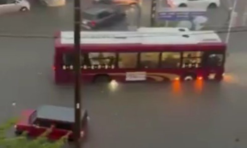 יפן: אלפי תושבים נצורים בבתיהם בעקבות ההצפות