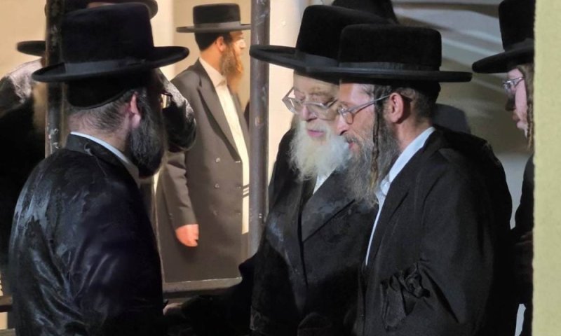 העבודות הופסקו לכבוד הרבי מתולדות אהרן בביהכנ"ס המשוחזר בקרעסטיר