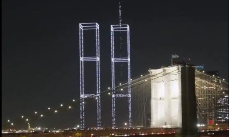 מגדלי התאומים קמו לתחייה בשמי ניו יורק: מופע רחפנים עוצר נשימה ביום השנה ה-25