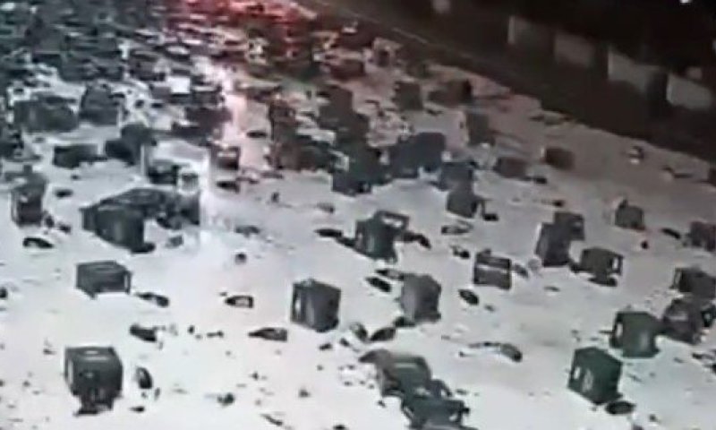 פיליפינים: הנהג איבד שליטה ואלפי בקבוקי בירה התנפצו על הכביש | תיעוד