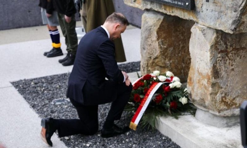 נשיא פולין מניח זר פרחים באנדרטת שואה