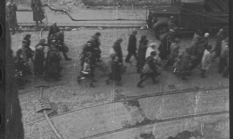 יהודים  בגטו ורשה בדרך למשרפות