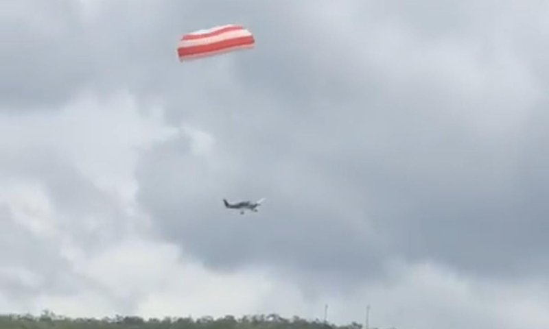 מטוס עם תינוק שזה עתה נולד, פרס מצנח ונחת על גבעה