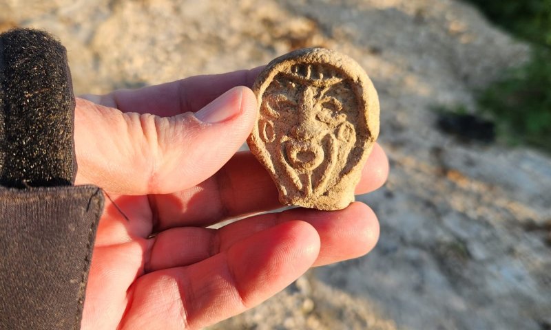 משפחה ישראלית מצאה ידית של נר מלפני 1500 שנה
