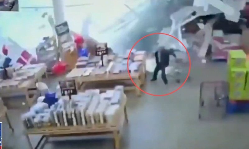 תיעוד דרמטי מניו ג'רזי: גג הסופרמרקט קרס לעיני הקונים  - מבוגר ניצל בנס