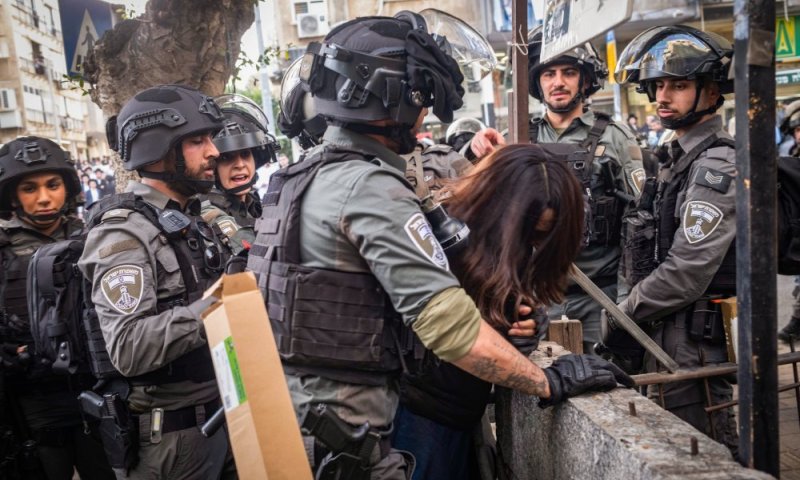 "יד קשה בשביל המצלמות": אישה נעצרה בבני ברק, תושבים טוענים לאלימות משטרתית | תיעוד