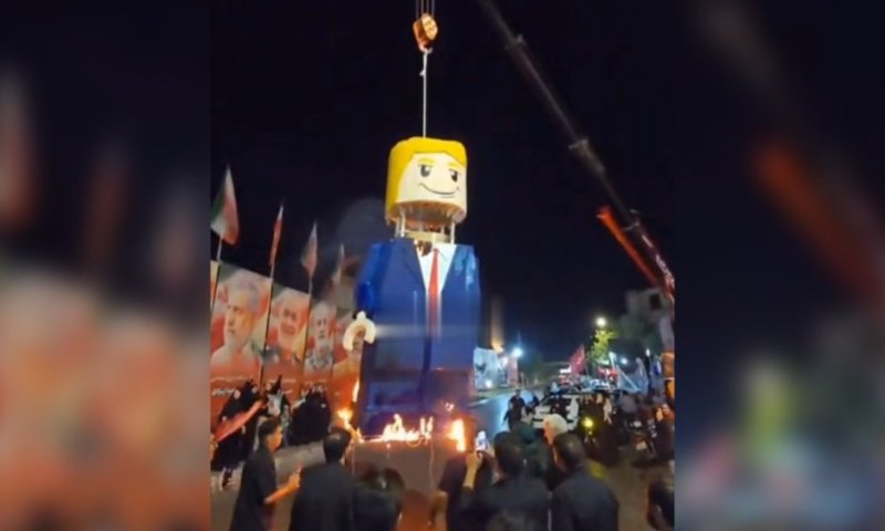 באיראן הציתו בובת לגו ענקית בדמותו של טראמפ