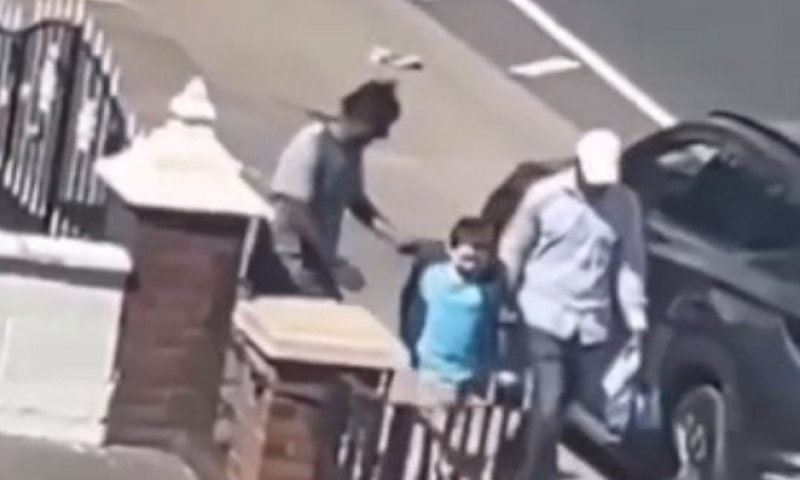 תיעד מהחלון והזעיק משטרה: מהגרים ניסו לחטוף ילד בדבלין ונתפסו