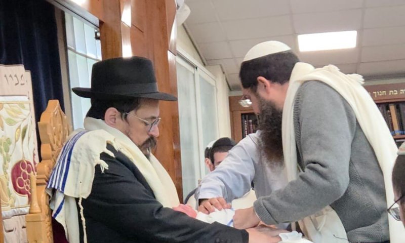 צפו: ברית המילה של בן הניצולה הביא לסיומה הטוב של פרשה מטלטלת   