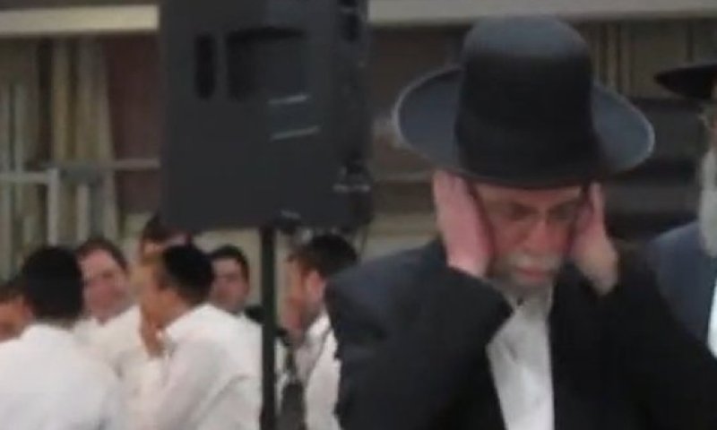 'ברוך שחלק' חולל סערה: ר' בונים אטם אוזניו - "ברכה לבטלה"