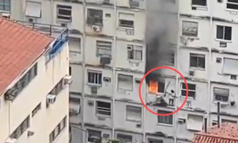 תיעוד מבהיל: אישה נמלטה מדירה בוערת בברזיל דרך שפת הבניין
