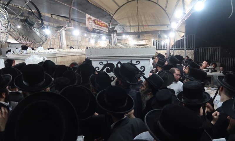 הצדיק שחזה את חבלי משיח: עליה המונית הלילה לציון הישועות בהר הזיתים