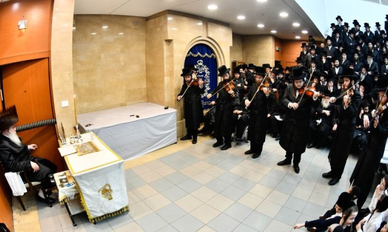 זמני ההדלקות והטישים בחצרות הקודש בימי החנוכה | להודות ולהלל