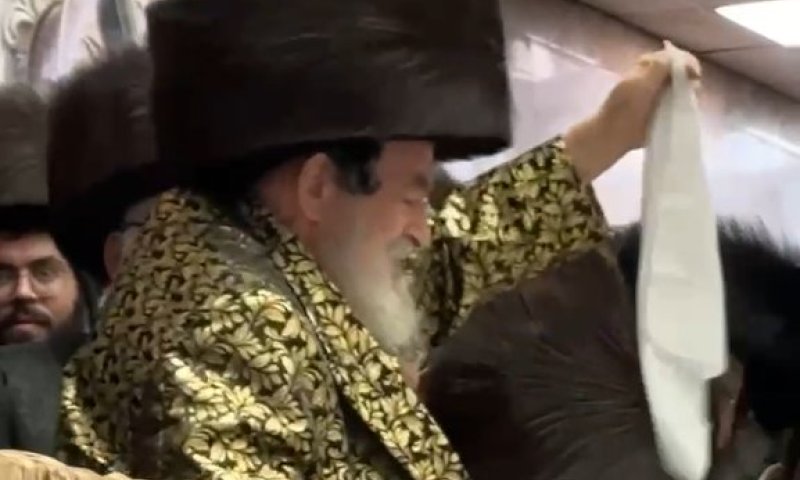 האדמו"ר מויז'ניץ הקפיץ את הקהל בחתונת נכדתו במונסי | וידאו