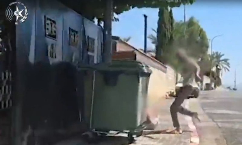 מזעזע: גבר הכה ילד בן 7 והשליך אותו לפח האשפה