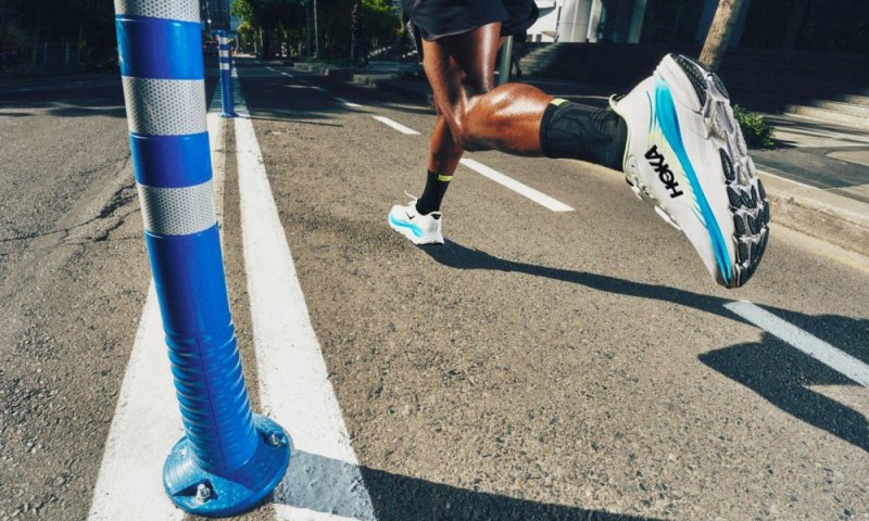 HOKA  משיקה בישראל את Clifton 11 &ndash; הדור החדש של נעל הריצה האייקונית 