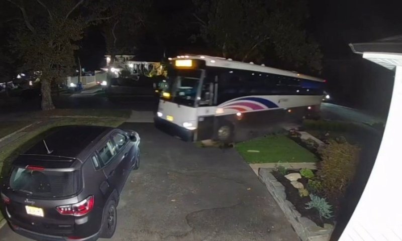 ניו ג'רזי: אוטובוס סטה ממסלולו והתנגש בבית מגורים 