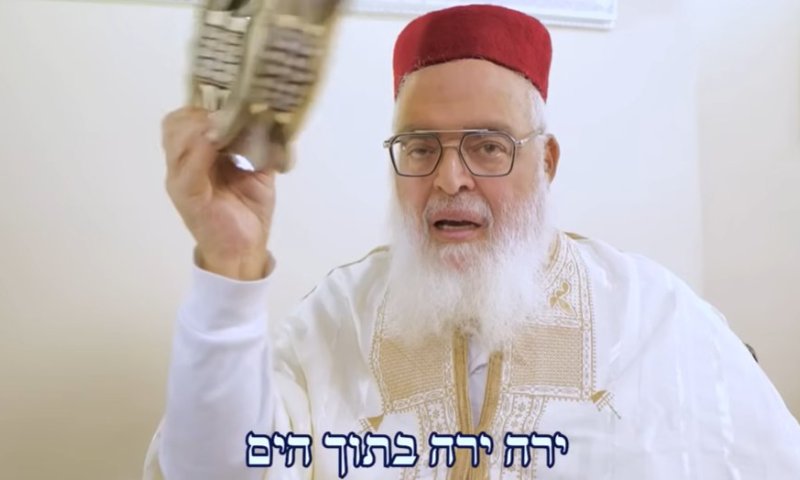 למה שר התקשורת והרב של הרצליה פיתוח ישבו על הרצפה בליל הסדר? &bull; צפו