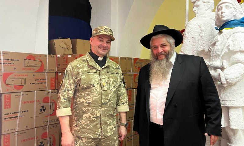 הרב אסמן עם חייל אוקראיני