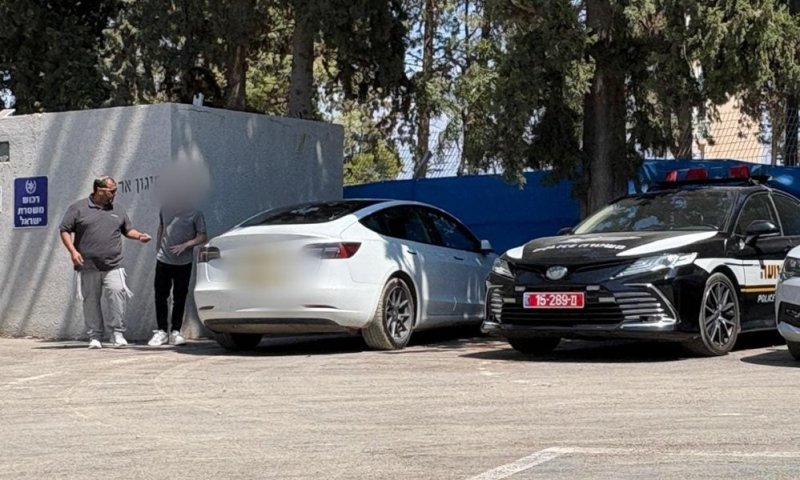 נהג הטסלה תועד ישן בנהיגה, המשטרה פחות התחברה לבדיחה
