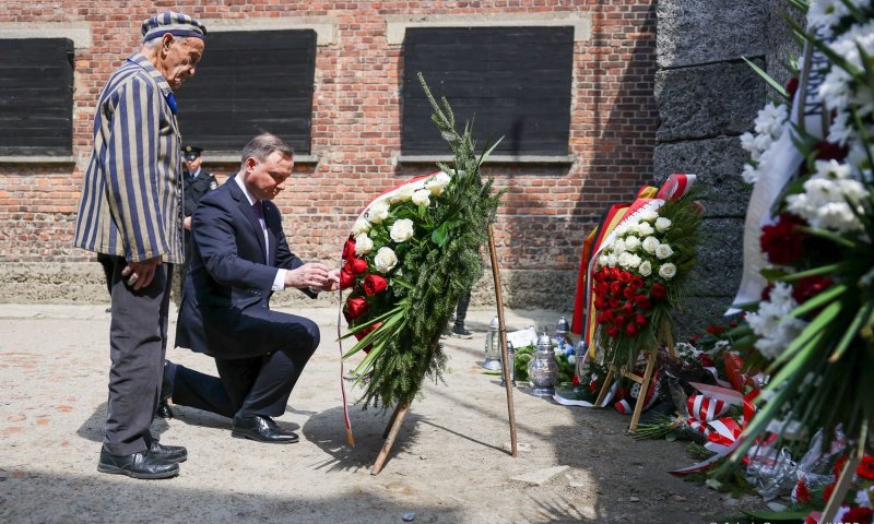 נשיא פולין מניח זר לצד אד מוסברג