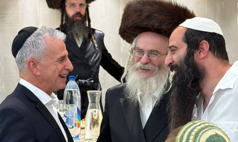 ראש המוסד דדי ברנע רקד בחתונה החסידית בבית שמש | צפו בתיעוד