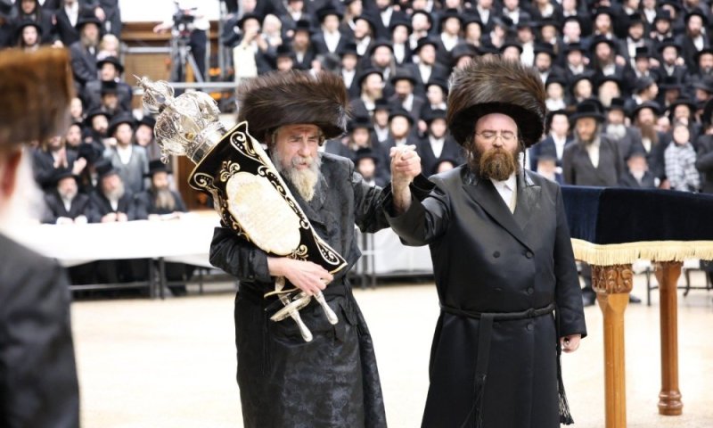 כ"ק מרן אדמו"ר מרחמיסטריווקא נענה ואמר בהתרגשות: "הכנסת ספר התורה תהיה בבית מדרשנו!"