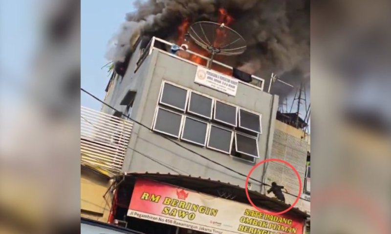 תיעוד דרמטי: אם חילצה את בנה משריפה וקפצה מגג המבנה