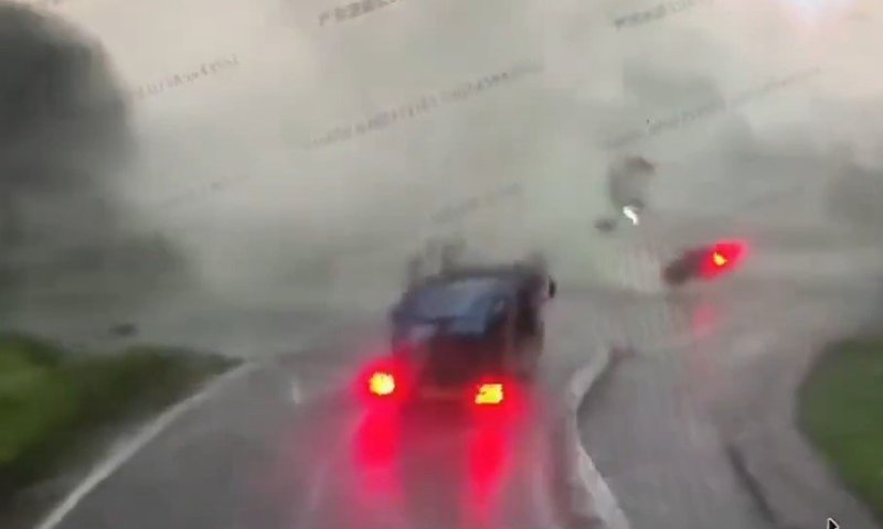 תיעוד דרמטי: סופה עוצמתית הפכה כלי רכב בכביש מהיר בסין