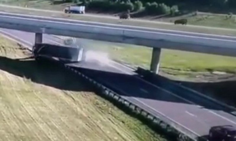 מינסוטה: משאית עם תיבה מורמת התנגשה בעוצמה בגשר בכביש המהיר
