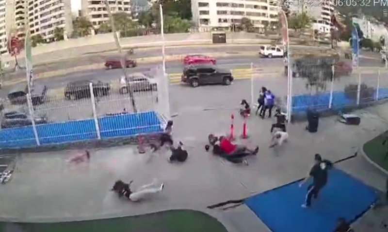תיעוד דרמטי מוונצואלה: האדמה רועדת, הבניינים קורסים והתושבים נופלים בעוצמה אל הקרקע