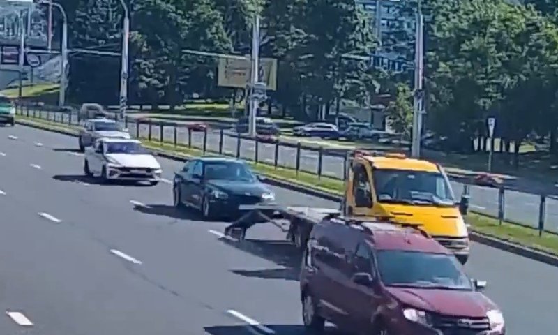 ככה מעמיסים רכב ב-0 שניות: קיבל דחיפה קלה וישר עלה על הגרר