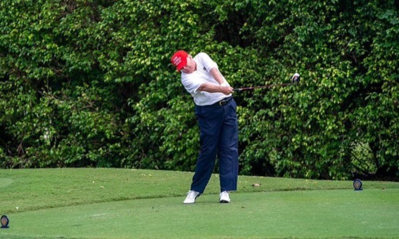 טראמפ באחוזה משחק גולף