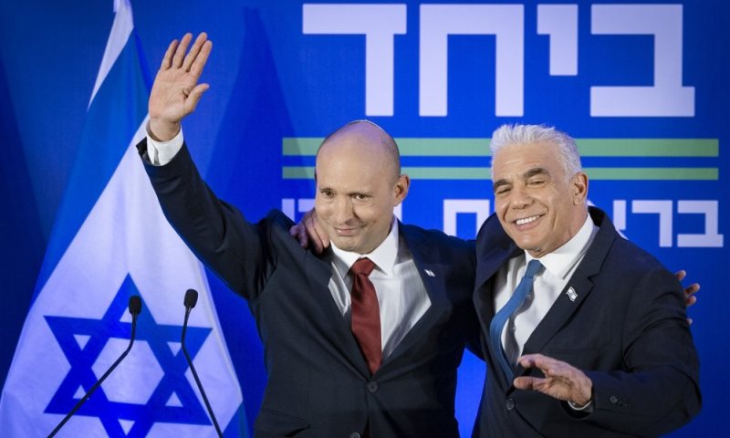 לפיד מפעיל לחץ פומבי: "עוד שבועיים או שלושה נודיע שגם גדי איזנקוט הצטרף אלינו"