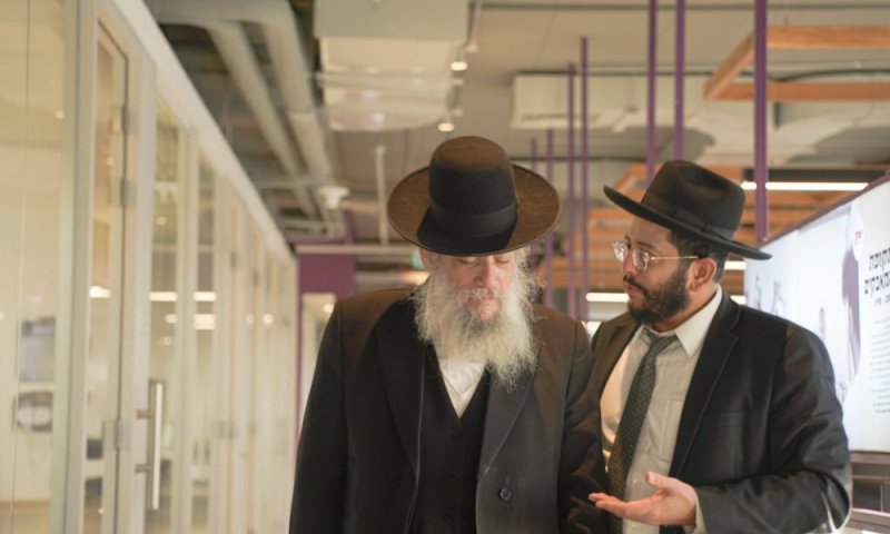 ראש עיריית בני ברק הרב חנוך זייברט והנהלת העיר בביקור בארגון  2000
