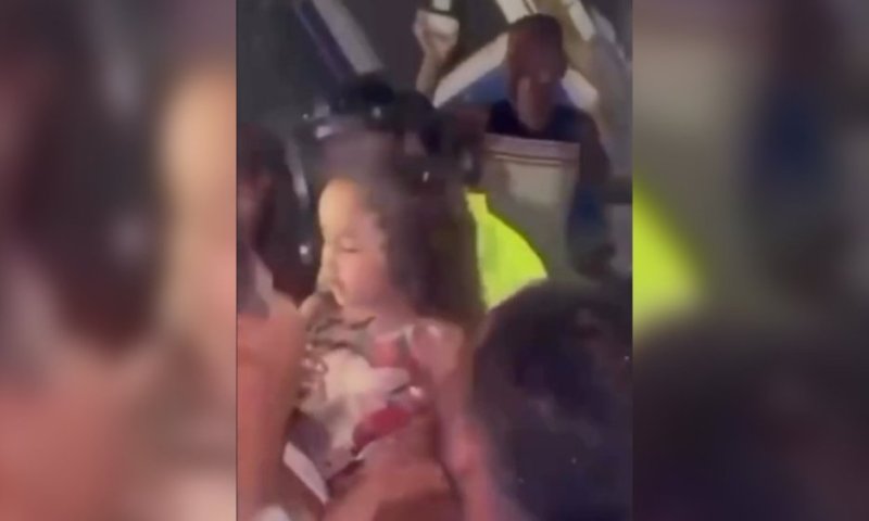 לא הותיר עין יבשה: ילדה קטנה חולצה מבין ההריסות בוונצואלה היישר אל זרועות אביה שפרץ בבכי