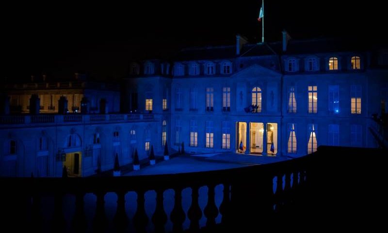 ארמון הנשיאות בצרפת מואר