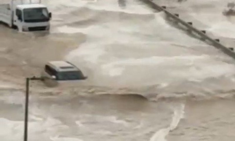 תיעוד חריג: רכב שטח חוצה כביש מוצף בעוד יתר הנהגים נותרו חסרי אונים