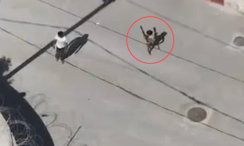 צה"ל חושף תיעוד מקומם מעזה: מחבל מנצל ילד להעברת אמצעי לחימה