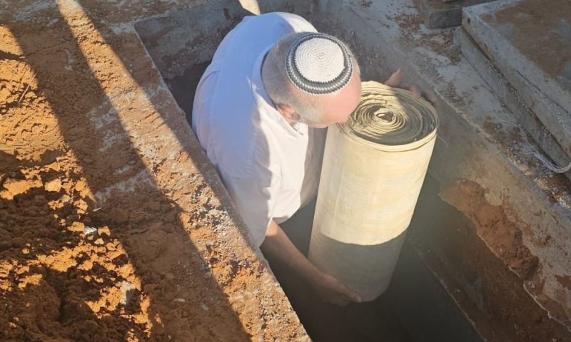 ספרי התורה שנשרפו באסון נפילת הטיל בבית שמש הובאו לקבורה