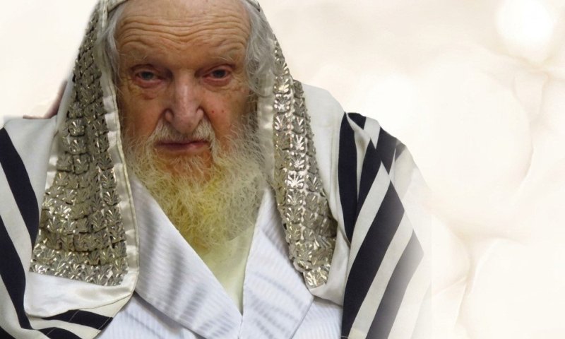 בגזירת פוסק הדור, הסומך ברכתו על פסק מפורש בשולחן ערוך: "יזכו לעשירות מופלגה מאוד בכל שנת תשפ"ז"