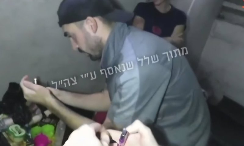 חמאס תיעד במנהרות: החטופים שנרצחו מדליקים נרות חנוכה
