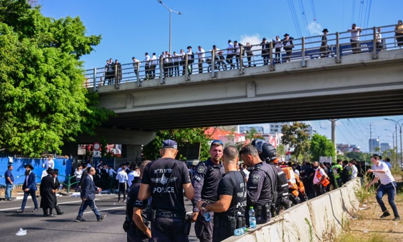 בן גביר מאיים: "אם השימוש לא יוגבל - נוציא את רימוני ההלם מהמשטרה"