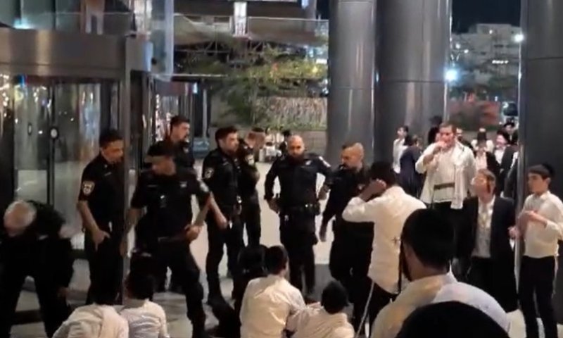 מפגינים ניסו לפרוץ למבנה של יחידה חרדית; ליברמן תוקף: "הם מחבלים"