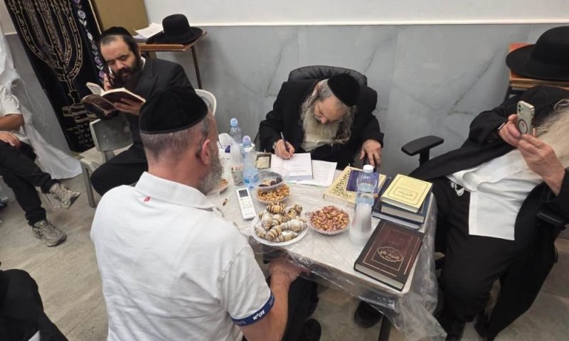 יום לאחר הלוויית נכדו: ההקדשה המרגשת של הגר"ש ארוש לאיש זק"א