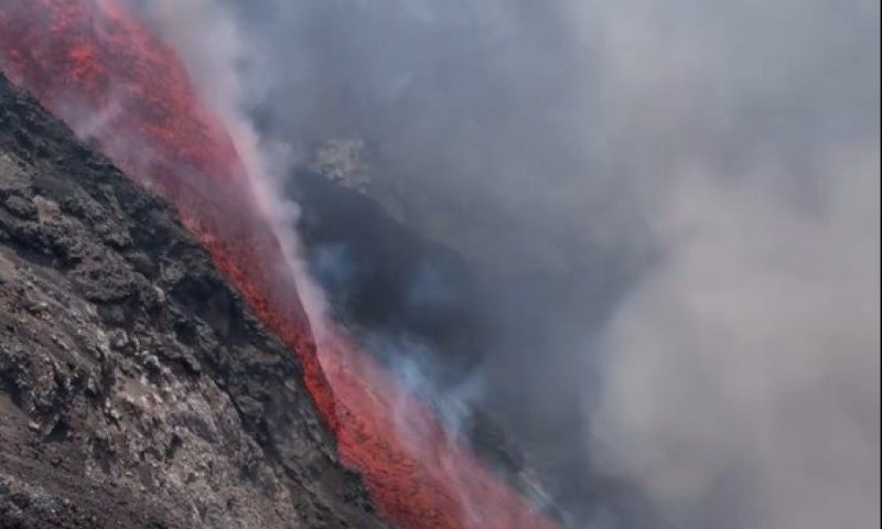 תיעוד מרשים: זרימת לבה כפולה במורדות הר הגעש אתנה שבאיטליה